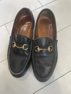 黒のローファー 金具付き