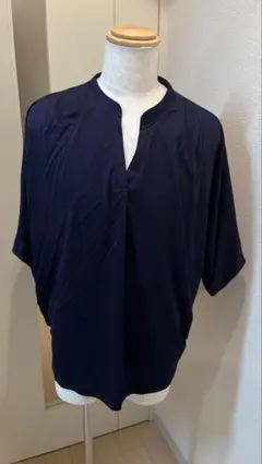 女性用　紺色　ブラウス
