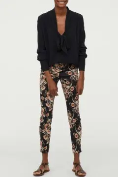 美品 H&M パターンシガレットパンツ サイズ34P 黒 花柄