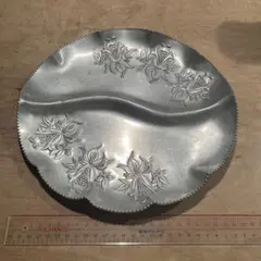 【3/13までの限定価格】アンティーク　花彫刻 金属製 分割皿 約30cm