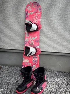 K2スノーボード ボーディング　ピンクと紫のデザイン バインディング付き K2スノーボード ボーディング ピンクと紫のデザイン