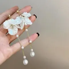 花　イヤリング　パール風　ロング