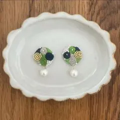 花に一粒ピアス　ピスタチオのサムネイル