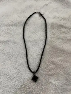 黒いビーズ ネックレス ダイヤモンド型ペンダント
