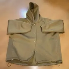 ADAM ET ROPÉ フード付きカーキジャケット