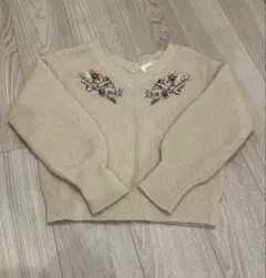 ベージュ Vネック 刺繍入り セーター