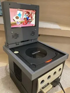 ゲームキューブ、ゲームキューブ用モニターセット 海外ではこんなものが……いつでもどこでもゲームキューブ