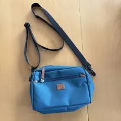 青のナイロンショルダーバッグ