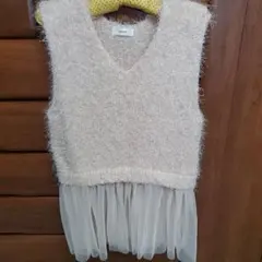 ベージュ Vネック フリル ニットベスト