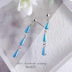 No.6625　ブルークリアカラー　小さなメッキガラスの3連　ピアス/イヤリング