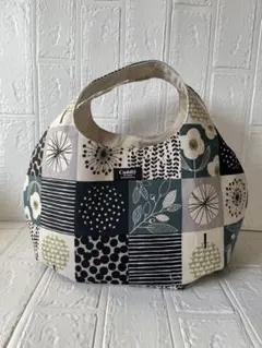 パッチワーク柄ブラック×グリーン系ころりんバッグ　ハンドメイド