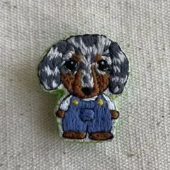 ハンドメイド　刺繍ブローチ　ダックスフンド　ダップル