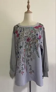 isScoLar グレー花柄&フロッキー　ふんわりサイズ感のトップス　極美品☆のサムネイル