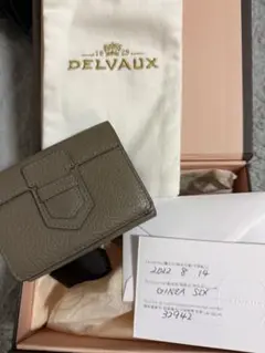 ⭐︎デルヴォー　三つ折り　財布　コンパクト⭐︎ すべてがパーフェクト！ デルヴォーでひとめぼれした憧れの三つ折り