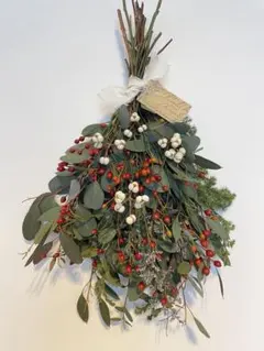 ユーカリと野ばらの実　ドライフラワースワッグ　クリスマスにも！