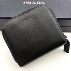 プラダ 財布 コンパクトジップ 小型 サフィアーノ レザー 三角プレート