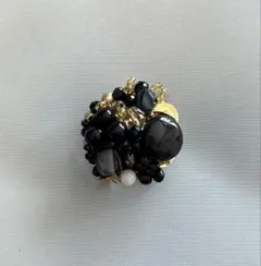 黒いビーズの立体ブローチ