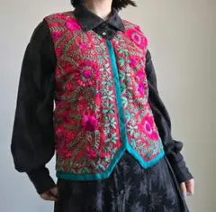 【週末セール】【希少・インド直輸入】着回し抜群　インド刺繍ベスト　花柄ベスト