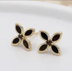 K18YG オニキス×スモーキークオーツ　フラワーピアス