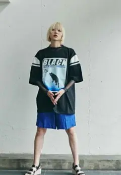 三連休限定値下げ！□OKIRAKUオキラク　ブラックキャットフットボールTシャツ