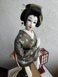 伝統的な日本人形 緑色の着物