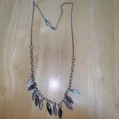 葉っぱモチーフのメタルネックレス