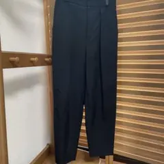 BEIGE タックテーパードパンツ　ブラック