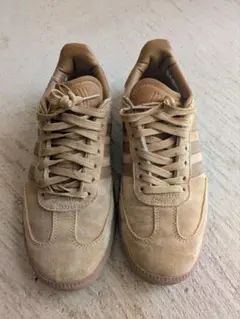 adidasスニーカー ベージュ