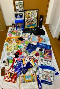 ディズニー グッズまとめ売り　キーホルダー　ピンバッジ　フィギュア　パズルポーチ