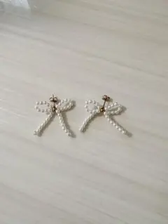 パールビーズ リボン型ピアス