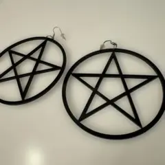 ペンタクルデザインのブラックピアス　ハロウィン