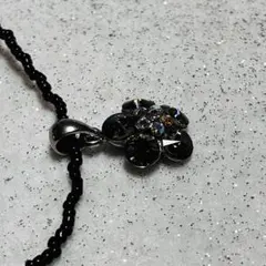 【匿名配送】ビーズ　ネックレス　ペンダント　花ジルコニア　黒　ブラック　かわいい