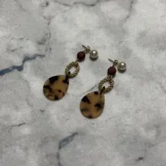 トータスシェル風ドロップ型ピアス