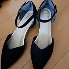 ストラップ付きブラックポインテッドトゥパンプス M