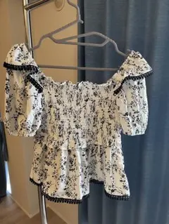 オフショルダー花柄シャーリングトップス
