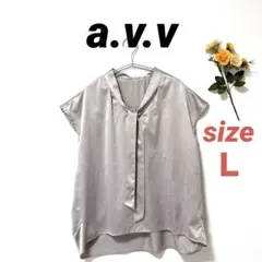 a.v.v アーベベ　ブラウス　ボウタイシャツ　光沢感　半袖 グレー　Lサイズのサムネイル