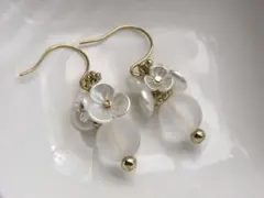 花モチーフのホワイトピアスNo.5(イヤリング変更可)