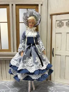 ビクトリアン風ドレスの人形
