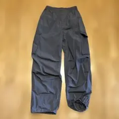 黒いカーゴパンツ サイドポケット付き