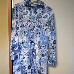 コムサイズムのブルー花柄シャツワンピース。