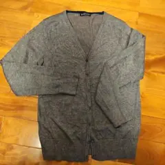 グレーの長袖カーディガン