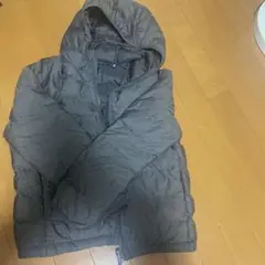 ユニクロのグレーのジャンバーです