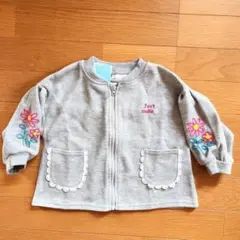 値下げ　90サイズ　刺繍入り　グレーの前ファスナーカーディガン