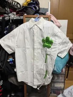 ホワイト 半袖シャツ クローバー刺繍