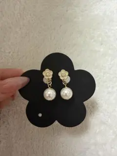 Mary Quant フラワーモチーフ パール調 イヤリングのサムネイル