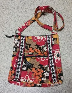 ヴェラブラッドリー　キルティングショルダーバッグ　花柄　布製