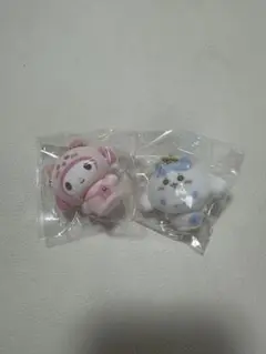 サンリオ　ちいかわ　コラボ　フロッキーマスコットチャーム　ハチワレ＋古本屋