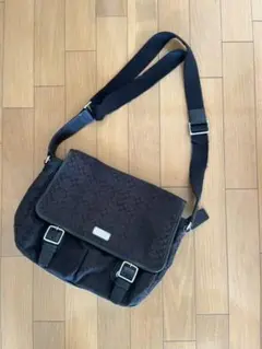 COACHの大人気アイテム、シグネチャースモールメッセンジャーバッグ