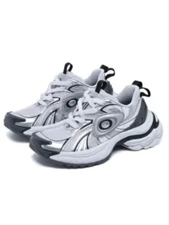 シルバー スニーカー