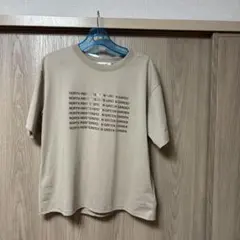 GLOBAL WORK ロゴプリントTシャツ ベージュ Mサイズのサムネイル